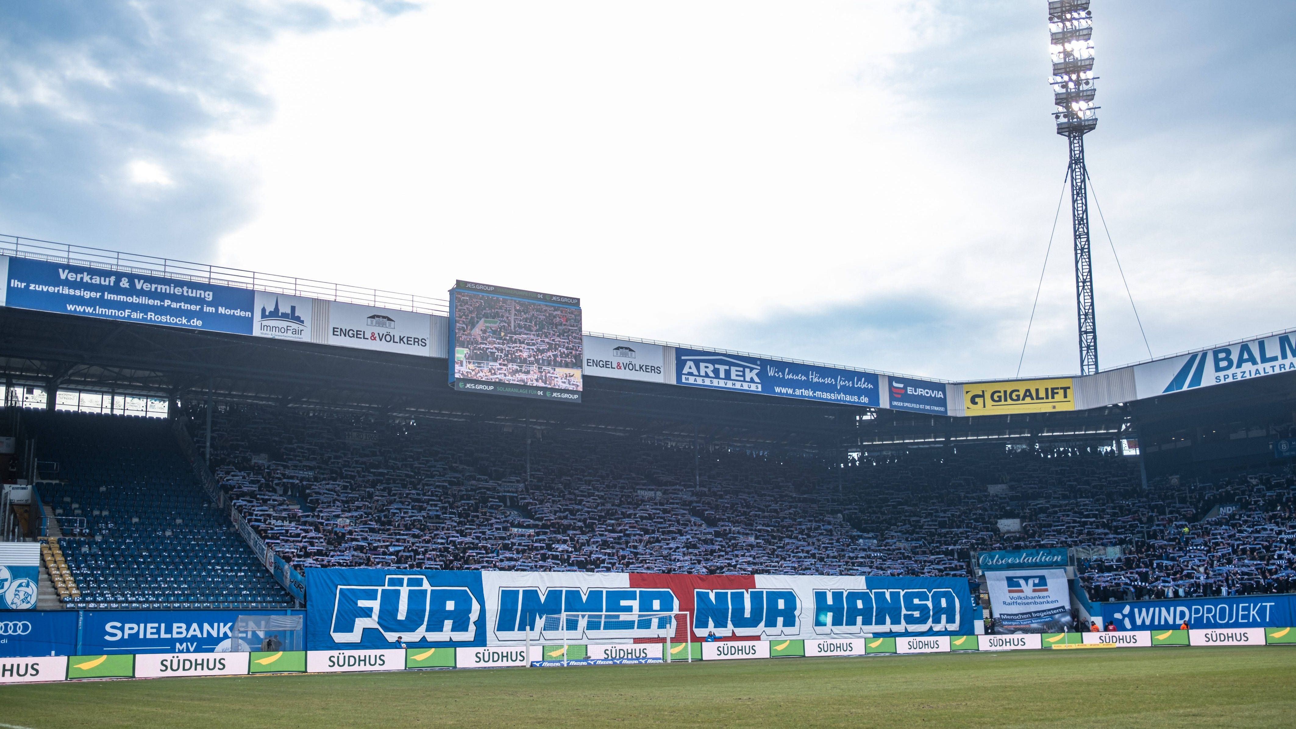 <strong>Hansa Rostock</strong><br>Trotz Investoreneinstieg, Namensreform und Stadionmodernisierung ("Nordlicht Park powered by Baltic Energy“) bleibt eines unverändert: jeden zweiten Samstag kracht’s auf den Rängen. Der neue Clubname <strong>Hansa United</strong> soll versöhnen, doch im Ostseestadion gibt’s eher Pyro als Peace.