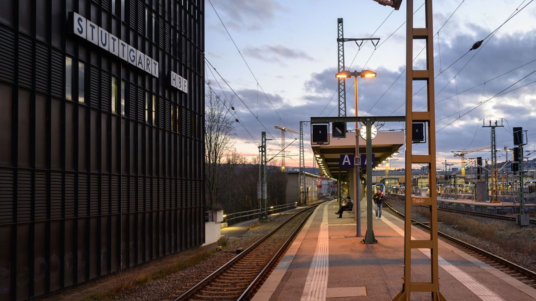 Ein 26-Jähriger sticht auf zwei Personen am Stuttgarter Hauptbahnhof ein und flüchtet.