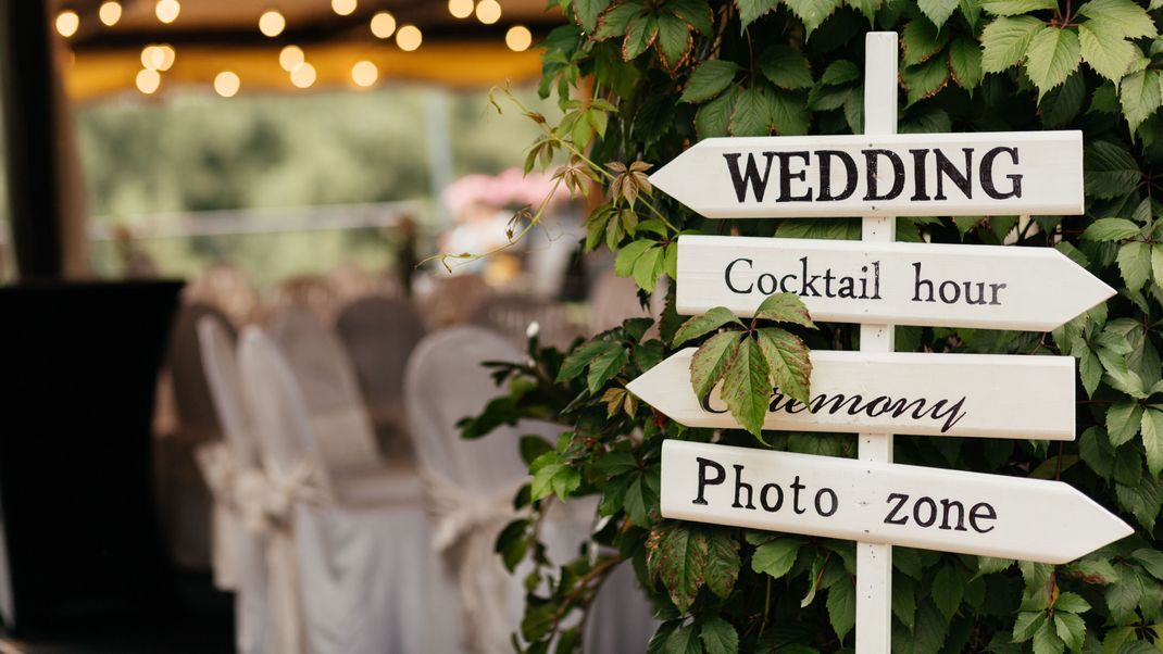 Was, wann, wo, wer - alles ist bei einer Hochzeit an einen engen Zeitplan geknüpft, an den man sich als Gast halten sollte.