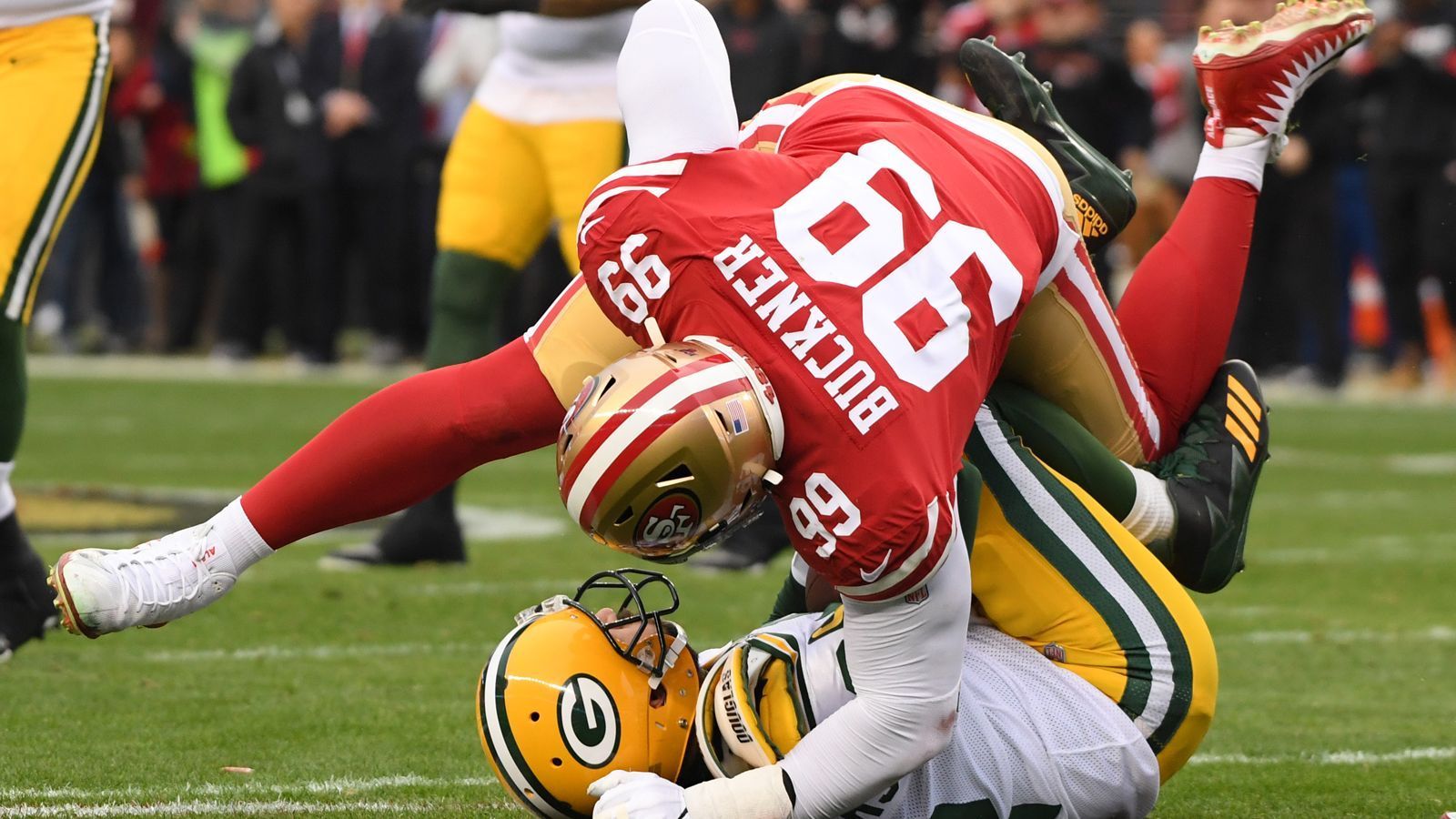 
                <strong>NFC Championship Game</strong><br>
                Wie das gesamte Packers-Team, so taute auch Quarterback Aaron Rodgers (u.) erst nach der Pause etwas auf. Zu Spielbeginn musste der 36-Jährige hingegen den ein oder anderen Hit einstecken. 
              