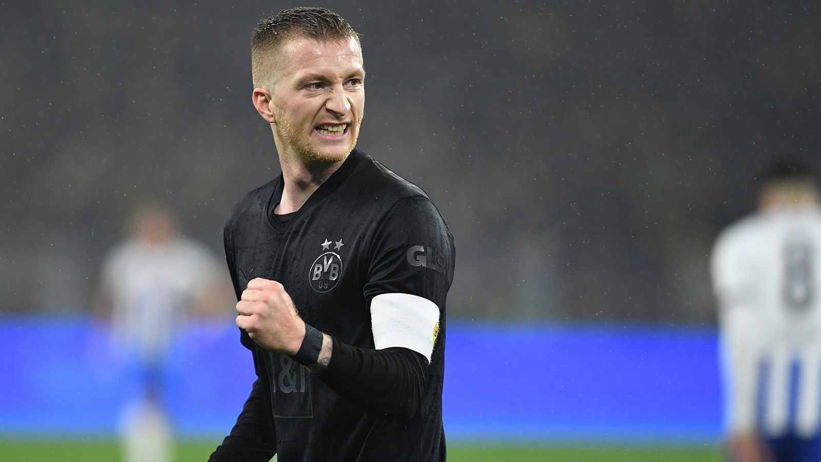 
                <strong>Marco Reus</strong><br>
                Dortmunds Kapitän darf nach seiner Reservisten-Rolle gegen Chelsea im Duell mit der Hertha von Beginn an ran und hat nach 25. Minuten eine gute Kopfball-Gelegenheit, die er aber vergibt. Wenig später bereitet Reus - wohl eher unfreiwillig - das 1:0 durch Adeyemi vor. Sein verunglückter Schussversuch landet direkt vor dessen Füßen. Mit voller Absicht und wunderschön trifft der Routinier später per Freistoß zum 3:1 für den BVB. ran-Note: 2
              