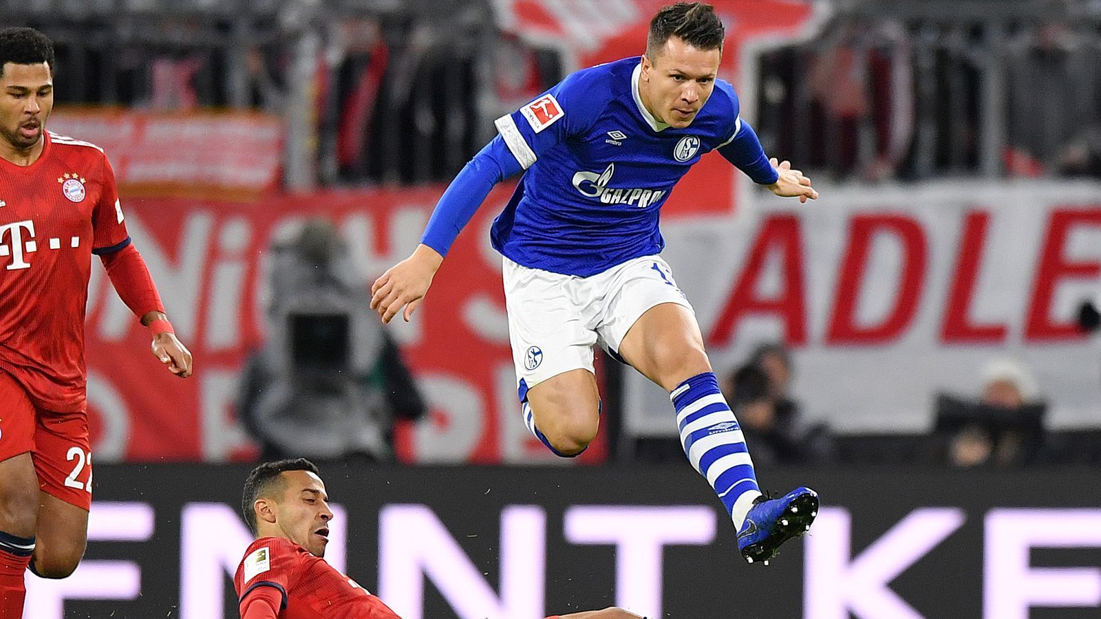 
                <strong>Yevhen Konoplyanka</strong><br>
                Arbeitet in der ersten Halbzeit viel nach hinten mit. Wenn Schalke dann mal nach vorne kommt, ist er meistens in volviert. Schöner Flachschuss, der aber von Ulreich (35.) pariert wird. Wird nach der Pause mustergültig von McKennie bedient und scheitert erneut am Bayern-Keeper. Auch danach aber mit viel Zug zum Tor. Großes Laufpensum, wenig Ertrag. ran-Note: 3
              