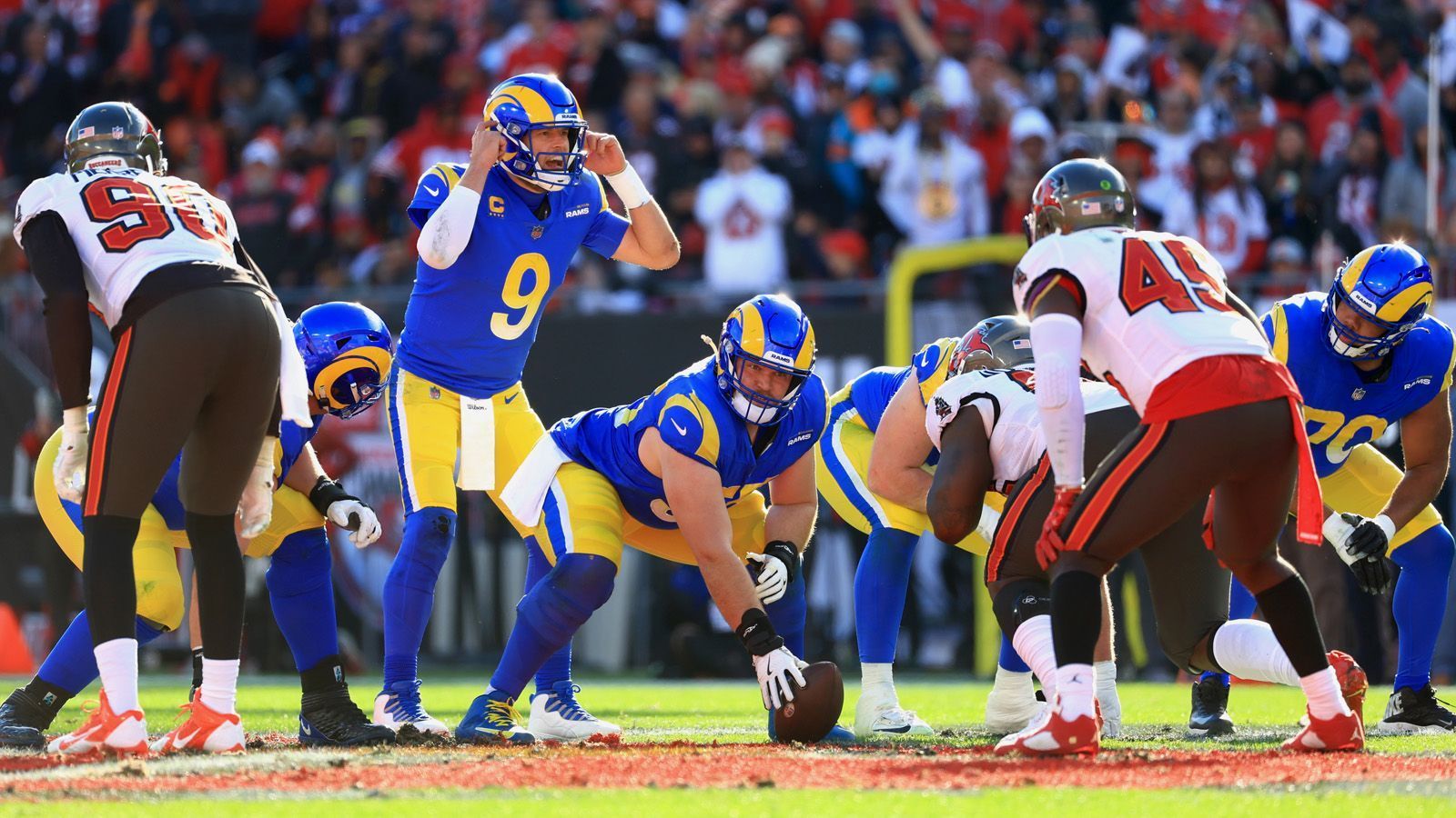 
                <strong>Los Angeles Rams @ Tampa Bay Buccaneers (30:27, 23. Januar 2022, NFC Divisional Round)</strong><br>
                Zuvor ging es schon in Florida heiß her. Dass es für Tom Brady keine zu schwere Aufholjagd gibt, hat der Super Bowl gegen die Atlanta Falcons bereits gezeigt. Die Rams sollten ebenfalls ins Zittern kommen. Nachdem die O-Line der Bucs jedoch von den Rams-Verteidigern dominiert wurde, bestand Mitte des dritten Viertels beim Stand von 27:3 für L.A. eigentlich nicht mehr viel Hoffnung auf ein spannendes Spiel. Durch zwei Fumbles von Cam Akers kamen die Buccaneers allerdings zurück und glichen 42 Sekunden vor Spielende zum 27:27 aus. Zu doof, dass Matthew Stafford keine Lust auf eine Verlängerung hatte. Zwei Pässe auf Cooper Kupp reichten, um in Field-Goal-Reichweite zu kommen. Kicker Matt Gay verwandelte aus 30 Yards. 
              