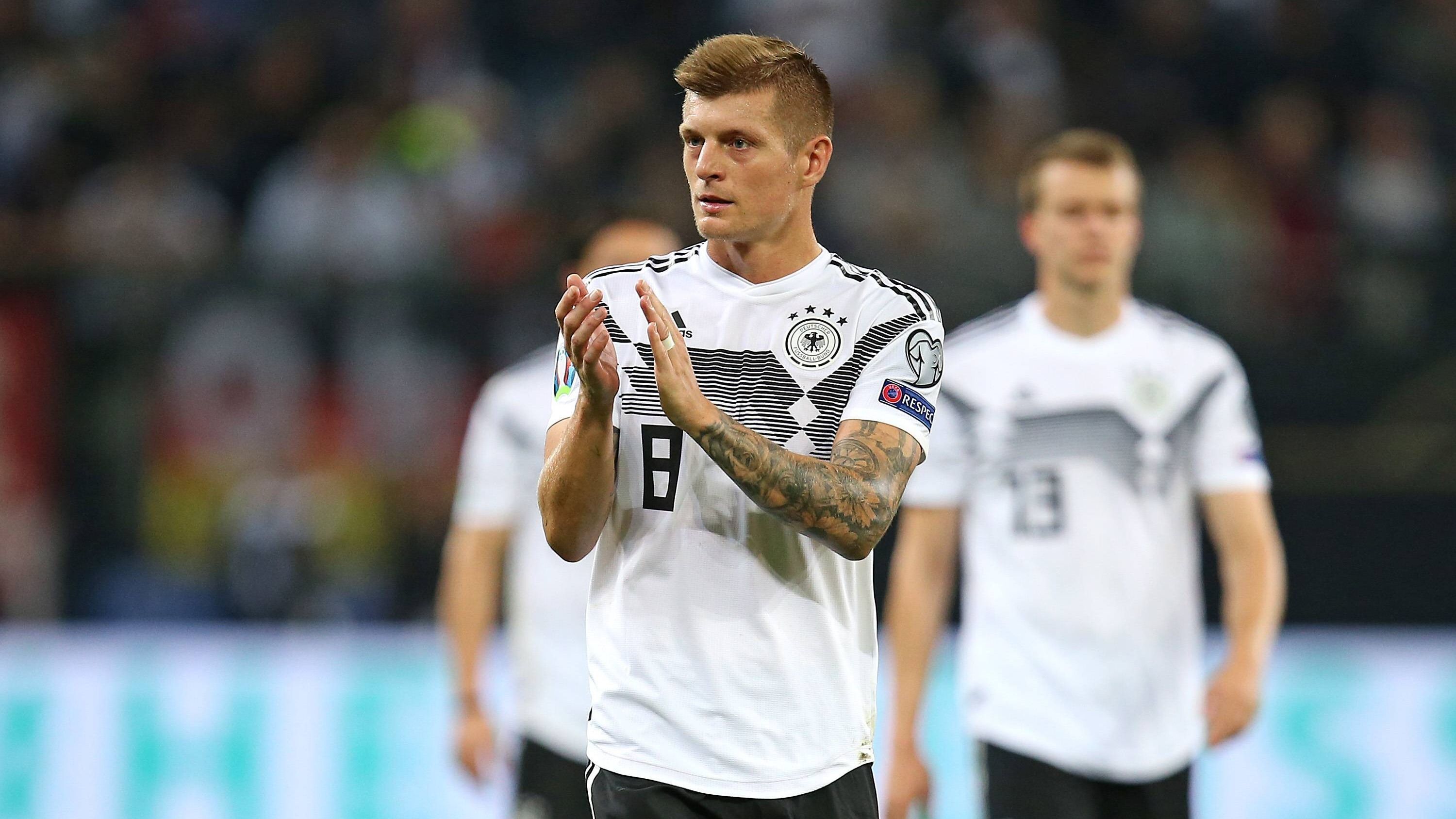 
                <strong>Mittelfeld: Toni Kroos</strong><br>
                Keine Frage, Toni Kroos bleibt gesetzt. Seine hervorragende Zweikampfstärke dürfte am Montag noch wichtiger sein, zumal man gegen Tabellenführer Nordirland auf Gündogan verzichten muss.
              