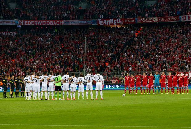 
                <strong>Bayern München - Real Madrid 0:4</strong><br>
                Noch bevor der Ball rollt, legen Spieler und Zuschauer eine Schweigeminute ein und gedenken den verstorbenen Tito Vilanova und Vujadin Boskov.
              
