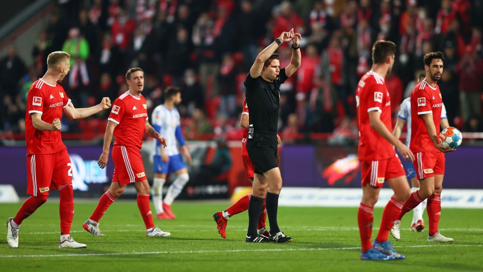 
                <strong>Berlin-Derby: Die Bilder des Spiels</strong><br>
                Aber mit dem Halbzeitpfiff kommt die Hertha zum Anschlusstreffer durch Peter Pekarik, doch der Videobeweis ist auch ein "Eiserner" und stellt eine Abseitsstellung bei der Hertha fest. Zum dritten Mal bricht Jubel an der Alten Försterei aus. 
              