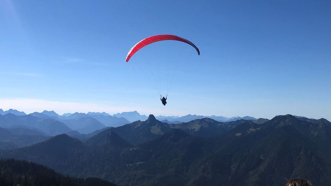 Eine Gleitschirmpilotin driftete mit ihrem Fluggerät in den österreichischen Bergen ab und prallte gegen eine Seilbahngondel. Die Frau starb noch an der Unfallstelle. (Symbolbild)