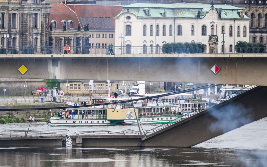 Nach dem Teileinsturz der Brücke laufen die Arbeiten.