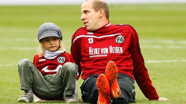 
                <strong>Jan Schlaudraff</strong><br>
                Jan Schlaudraff (32) - letzter Verein: Hannover 96. 2007 wechselt der Offensiv-Akteur mit großen Ambitionen von Aachen zum FC Bayern, doch es ergeht ihm wie zahlreichen Spielern vor ihm. Bei Hannover landet er nach sieben Jahren auf dem Abstellgleis.
              