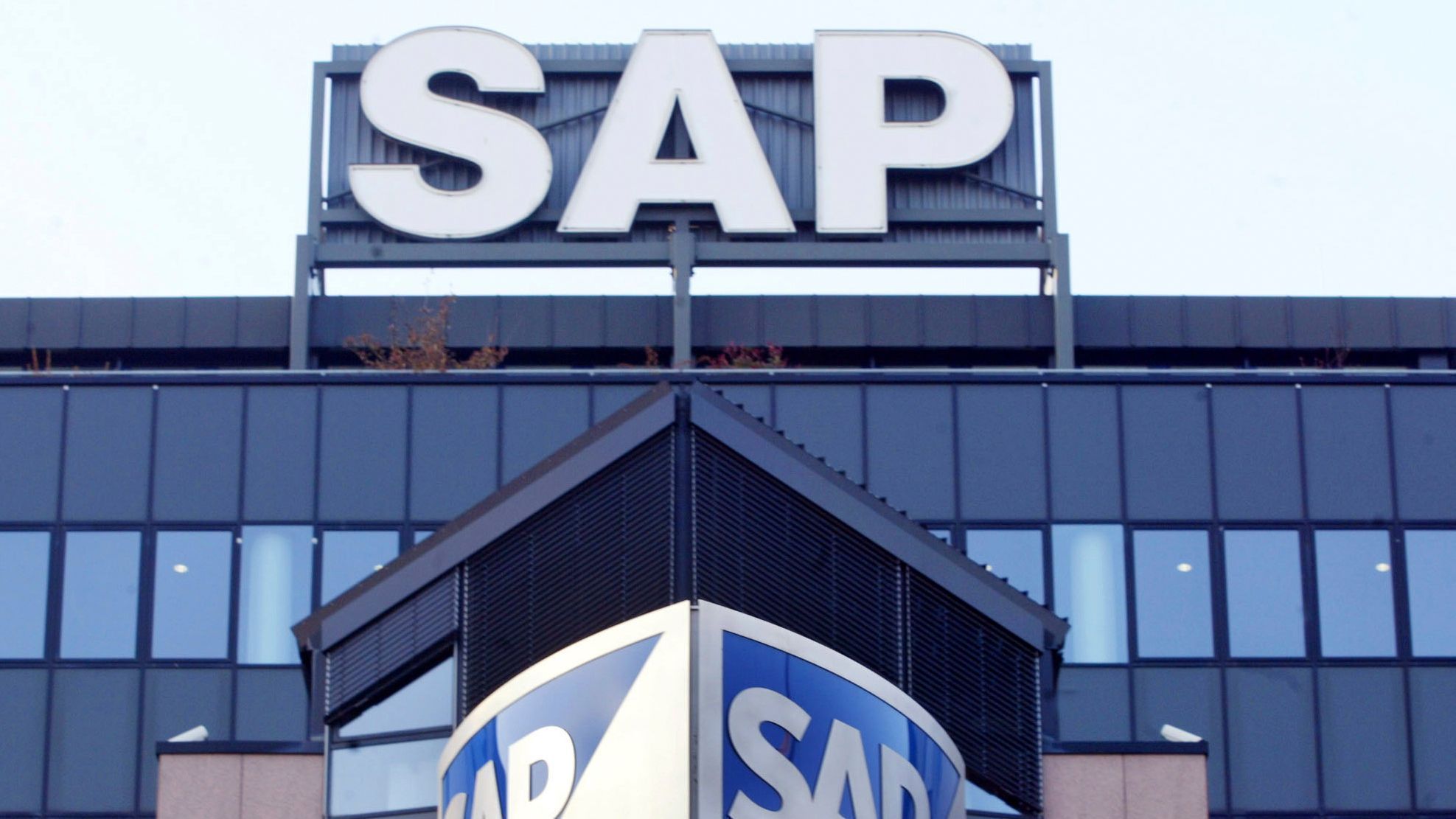 Weltweit sind etwa 3.000 Mitarbeiter:innen des DAX-Konzerns SAP von einer Kündigung betroffen.