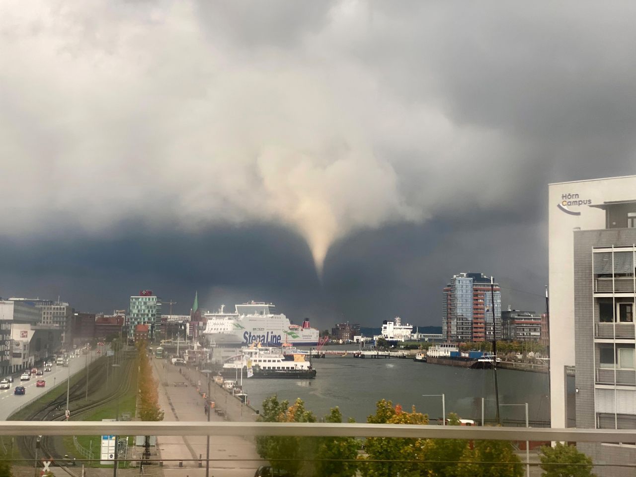 Kiel, 2021: Ein Tornado entsteht mitten in der Stadt und wirbelt mehrere Menschen durch die Luft. Es gab Verletzte, aber zum Glück keine Toten.