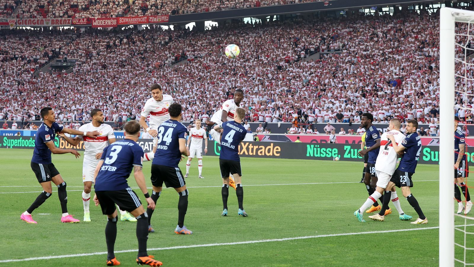 
                <strong>Eklatante Standard-Schwäche abstellen</strong><br>
                In Stuttgart kassierte der HSV zwei der drei Gegentore durch ruhende Bälle. Stellen die "Unaufsteigbaren" diese Schwäche nicht ab, wird es auch im Rückspiel extrem schwer. Dafür ist Konzentration von Beginn an gefragt. Der erste Treffer in Stuttgart fiel bereits in der ersten Spielminute.
              