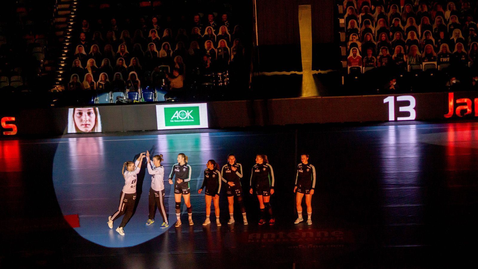 
                <strong>VfL Oldenburg: Im Schatten der Handball-Frauen</strong><br>
                Eigentlich sind die Handball-Frauen, die in der Bundesliga spielen und bereits vier Mal den DHB-Pokal gewannen, das Aushängeschild des Vereins. Im Fußball bekam bislang lediglich die Nachwuchsmannschaft öffentliche Beachtung, als die U19 im Jahre 2011 in die A-Junioren-Bundesliga aufstieg, gleich in der ersten Saison allerdings den Abstieg hinnehmen musste.
              