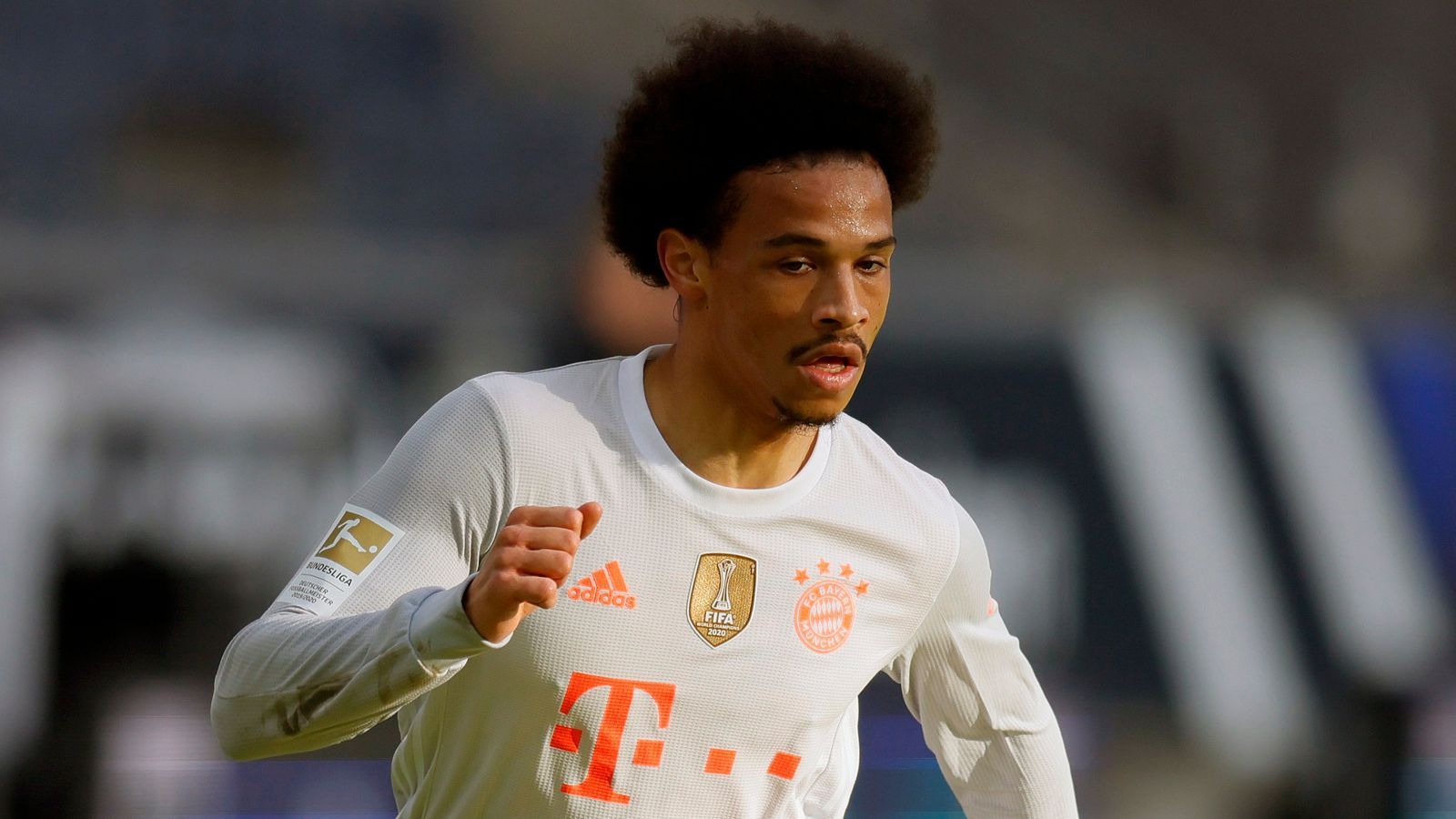 
                <strong>Leroy Sane</strong><br>
                Der Flügelflitzer ist im ersten Durchgang komplett abgemeldet, offenbart erneut Schwierigkeiten in der Rückwärtsbewegung. Sane kommt in der zweiten Halbzeit immer besser in die Partie und wird zum Aktivposten. In der 53. Minute setzt in Lewandowski mustergültig ein, sodass der Pole nur noch den Fuß hinhalten muss. Wird kurz vor Schluss von Martinez ersetzt. ran-Note: 3
              