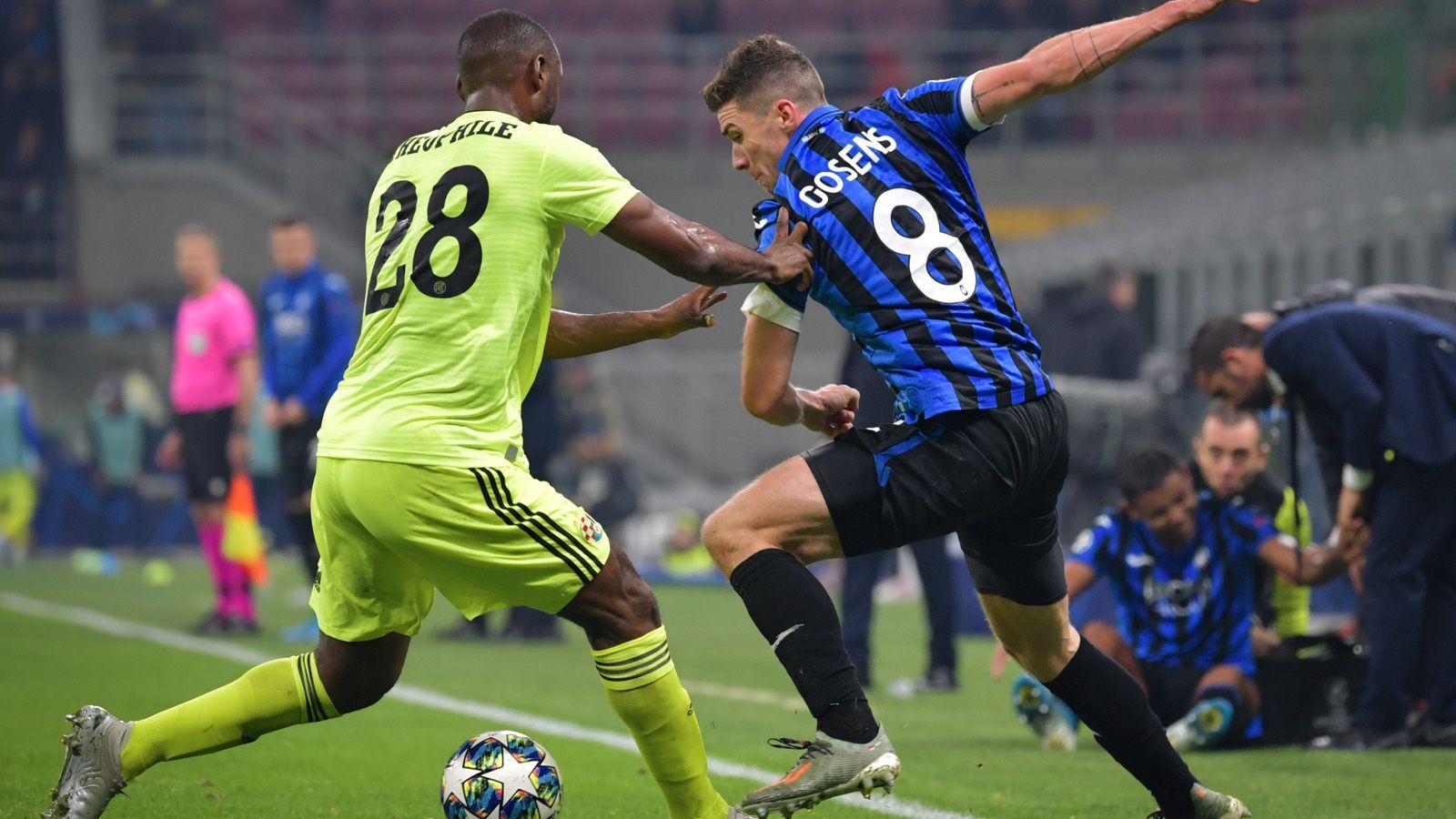 
                <strong>Gruppe C</strong><br>
                Hinter dem bereits feststehenden Gruppenersten Manchester City zanken sich noch drei Teams um das Ticket fürs Achtelfinale. Schachtar Donezk hat mit sechs Punkten vor Dinamo Zagreb (5) und Atalanta Bergamo (4) die beste Ausgangslage. Die Ukrainer treten im direkten Duell gegen Bergamo an und sind mit einem Sieg sicher Gruppenzweiter. Bei einem Sieg der Italiener und zeitgleicher Niederlage oder zeitgleichem Unentschieden von Zagreb gegen Manchester wäre Atalanta mit dem Deutschen Robin Gosens im Achtelfinale. Bei einem Unentschieden zwischen Schachtar und Atalanta kann Zagreb mit einem Sieg an Donezk noch vorbeiziehen.
              