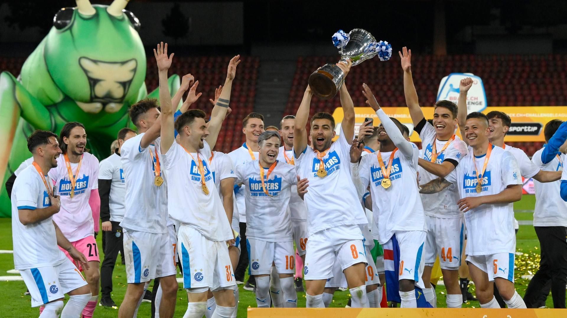 
                <strong>Grasshopper Club Zürich (Schweiz) </strong><br>
                Nach turbulenten Jahren steigt der Schweizer Traditionsklub Grasshoppers Zürich mit der Meisterschaft in der zweiten schweizerischen Liga direkt auf. In der kommenden Saison kommt es damit in der Raiffeisen Super League zum verhassten "Zürcher Derby" zwischen den Grasshoppers und dem FC Zürich. 
              