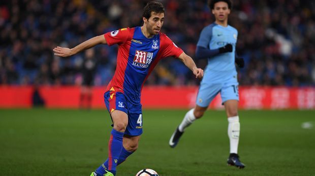 
                <strong>Mathieu Flamini (33 Jahre,defensives Mittelfeld)</strong><br>
                Nach nicht einmal einem Jahr muss der französische Mittelfeldspieler Mathieu Flamini schon wieder einen neuen Verein finden, nachdem er erst im September 2016 von Crystal Palace verpflichtet wurde. Doch nach gerade einmal 268 Minuten in der Premier League lief der Vertrag von Flamini Ende Juni 2017 aus. In England gibt es Spekulationen, wonach der Franzose zu West Bromwich Albion wechseln könnte. Das Geld hätte er aber gar nicht mehr nötig, denn durch seine Beteiligung an einem Unternehmen aus dem Energie-Sektor soll der Profi-Fußballer finanziell längst ausgesorgt haben.
              