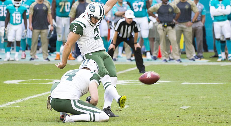 
                <strong>Nick Folk (New York Jets)</strong><br>
                Die NFL ist ein knallhartes Geschäft. Das hat nun auch Kicker Nick Folk zu spüren bekommen. Er ist der zweitbeste Scorer der Geschichte der New York Jets (729 Punkte) und der Kicker mit der höchsten Field-Goal-Quote bei über 100 Versuchen der Franchise-Historie (81,3 Prozent). Doch für drei Millionen Dollar mehr Cap Space setzen ihn die Jets nun nach sieben Jahren vor die Tür. "Es ist ein trauriger Tag, aber so läuft das Geschäft", sagte Folk: "Es waren tolle sieben Jahre. Besser hätte es nur mit ein paar Super-Bowl-Siegen sein können." In der Saison 2017 setzen die Tampa Bay Buccaneers auf seine Dienste.
              