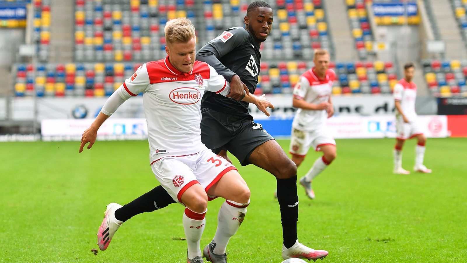 
                <strong>Melayro Bogarde (TSG Hoffenheim)</strong><br>
                Bogarde, da war doch was? Richtig, Melayro Bogarde ist der Neffe des früheren niederländischen Nationalspielers Winston Bogarde. Auch dem 18-jährigen Innenverteidiger wird eine große, internationale Karriere zugetraut, er ist mit einer guten Technik und Übersicht gesegnet. Außerdem kann er auch im defensiven Mittelfeld zum Einsatz kommen. Bogarde stand in dieser Saison sechsmal im Kader und wurde bei zwei Einsätzen einmal eingewechselt und stand einmal in der Startelf.
              