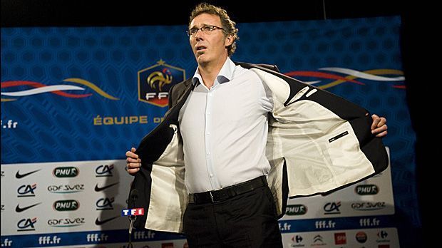 
                <strong>Blancs Rassismus-Anfall</strong><br>
                Nicht nur die Spieler und ihre Gespielinnen sorgen für Kopfschütteln in Frankreich. 2011 gerät der damalige Nationaltrainer Laurent Blanc unter Rassismusverdacht. Was war passiert? Der Weltmeister von 1998 soll - ebenso wie Verbandsfunktionäre - eine Quotenregelung bei der Aufnahme von Spielern mit Migrationshintergrund an Sportschulen und Leistungszentren in der Grande Nation diskutiert haben. So wollen die Bosse verhindern, dass sich Talente mit afrikanischen oder arabischen Wurzeln in Frankreich ausbilden lassen, um später für die Auswahl ihres Herkunftslandes zu spielen. Ein klares Eigentor!
              