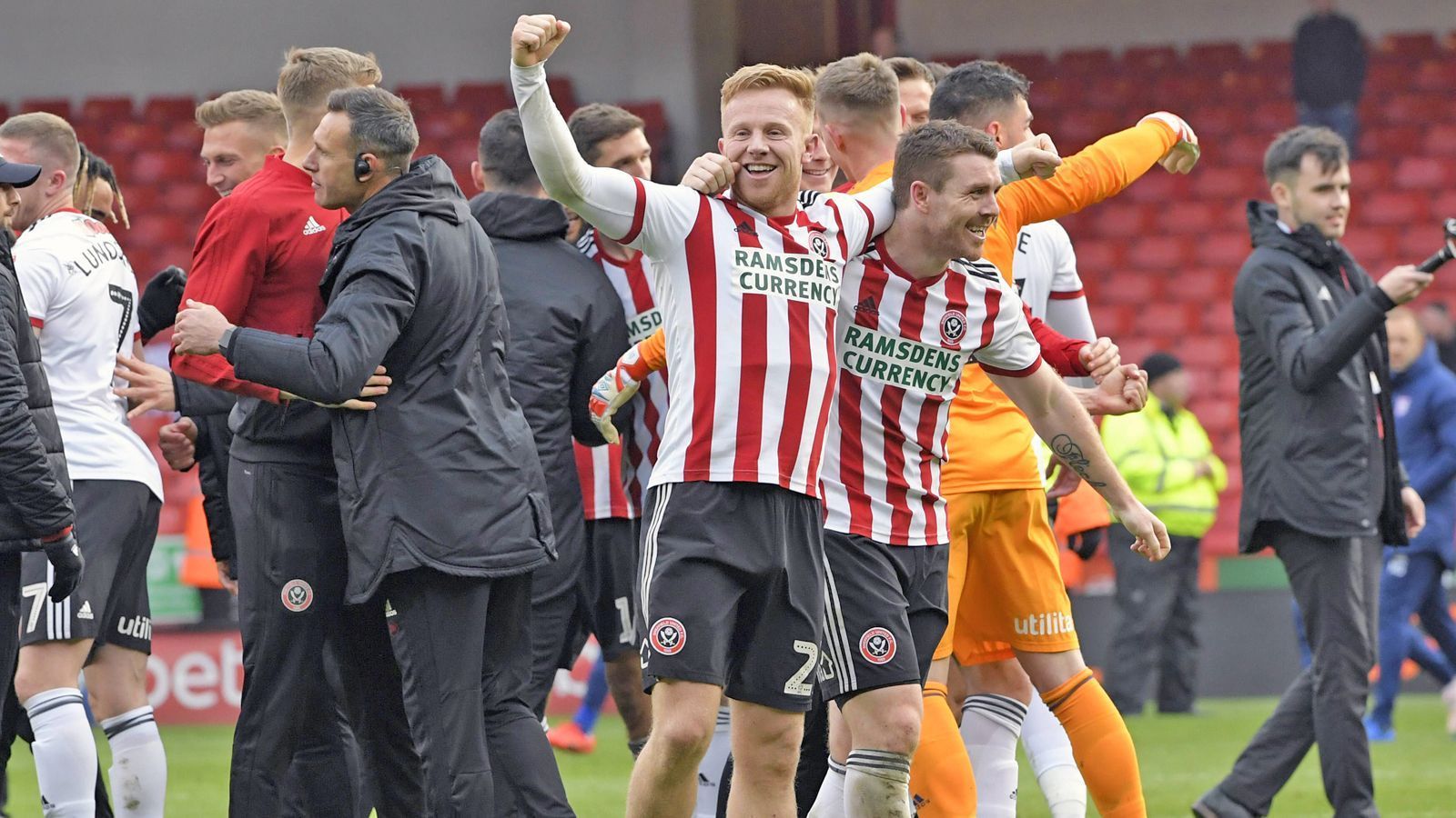 
                <strong>England: Sheffield United</strong><br>
                Am Wochenende hat Sheffield United den Aufstieg in die Premier League gepackt – und zwar auf spektakuläre Art und Weise: Verfolger Leeds United spielte gegen Aston Villa nur 1:1, da Leeds-Coach Marcelo Bielsa seinem Team die Anweisung gab, ein Tor des Gegners zuzulassen, da sein Team beim Führungstreffer unfair gehandelt habe. Dieses Remis reichte Sheffield, die zuvor bereits ihre Partie gewonnen hatten, um den Aufstieg zu feiern.
              