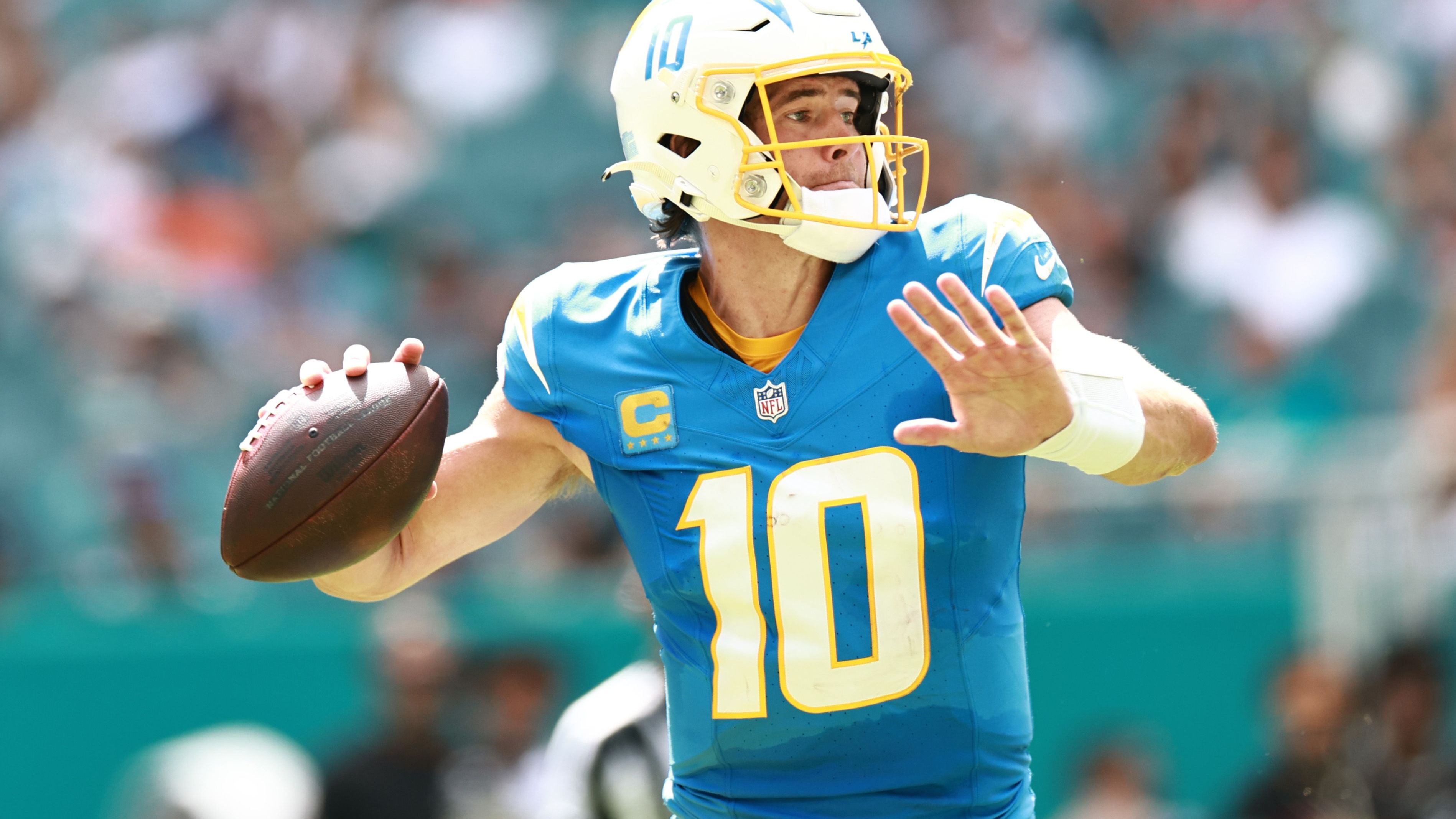 <strong>Platz 7: Justin Herbert (Los Angeles Chargers)</strong><br>Den Super-Start mit 3-0 und Erfolgen gegen die Kansas City Chiefs und die starke Broncos-Defense konnten die Chargers und Justin Hebert nicht ganz bestätigen. Zehn Touchdowns bei vier Interceptions, eine Passquote von fast 70 Prozent und vor allem gute Entscheidungen in entscheidenden Momenten lassen aber hoffen, dass der 27 Jahre alte Quarterback endlich eine seinem Talent entsprechende (heißt: eine wirklich gute) Saison hat und seine durchwachsene Karriere-Bilanz von aktuell 45-40 im Laufe der Spielzeit noch deutlich verschönert.