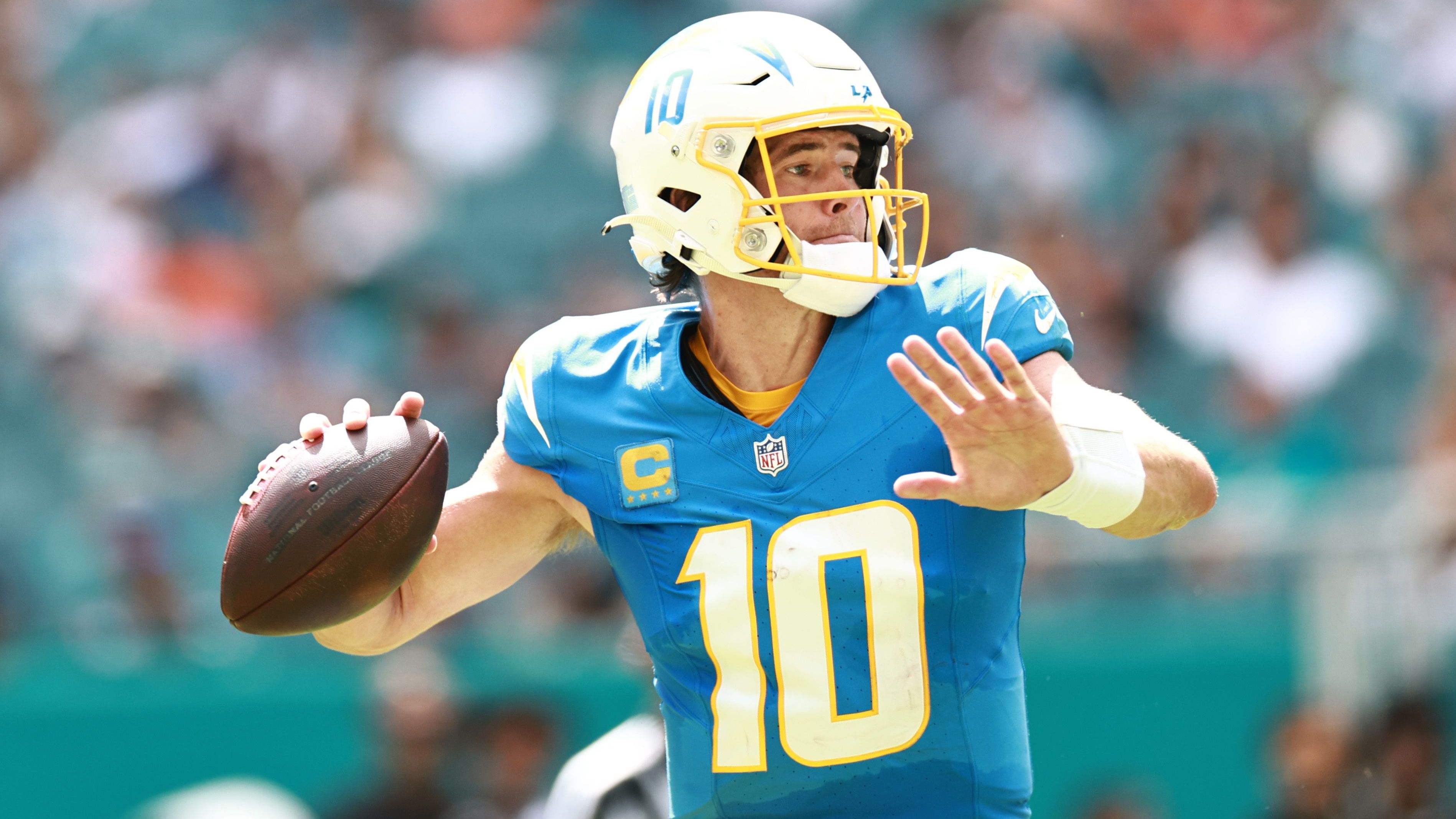 <strong>Platz 4: Justin Herbert (Los Angeles Chargers)</strong><br>Das ist der Justin Herbert, den wir kennen. Gegen eine hochgelobte Defense der Minnesota Vikings brachte er 227 Yards und drei Touchdowns durch die Luft an, zudem kein großer Fehler. Was die Rückkehr eine Left Tackles wie Joe Alt so alles bewirken kann...