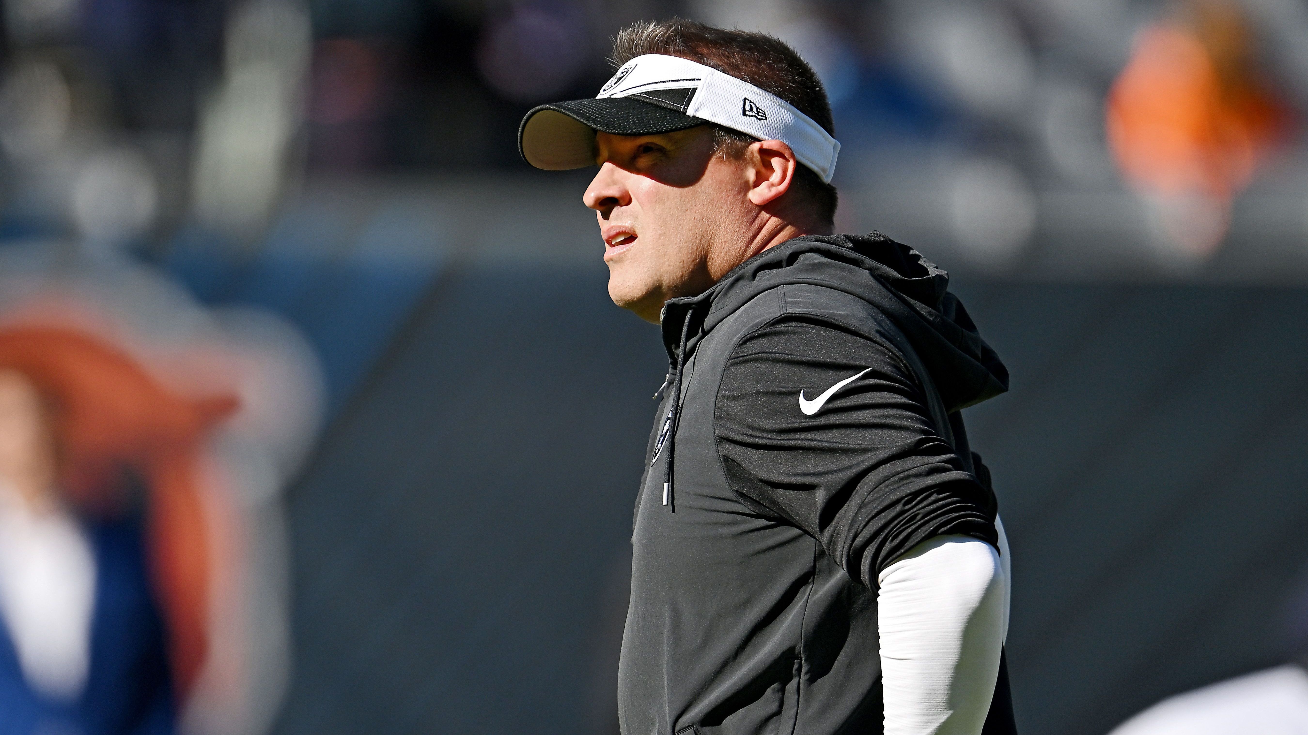 <strong>Las Vegas Raiders: Der Coordinator als Head Coach (2022)</strong><br>Vielleicht sind manche Menschen einfach nur für ganz bestimmte Positionen gemacht. Als Offensive Coordinator leistete Josh McDaniels bei den Patriots überragende Arbeit. Bereits die Colts wollten ihn als Head Coach, doch damals sagte er erst zu, dann ab, es war ein Chaos. Davon unbeeindruckt holten ihn die Raiders und gaben ihm alles, was er wollte. Obwohl die Spieler sich für Interimscoach Rich Bisaccia aussprachen. McDaniels ließ Davante Adams für Picks holen, es zahlte sich nicht aus. Er ließ den Vertrag von Derek Carr verhandeln, um ihn dann trotz langer Zeit beim Team unrühmlich abzugeben. Er ließ den Vertrag von Hunter Renfrow verlängern, um ihn dann kaum noch einzusetzen. Er holte zig Ex-Patriots-Spieler, wie unter anderem Jimmy Garoppolo oder Jakobi Meyers. Nichts funktionierte. Er wurde nach 25 Spielen gefeuert.