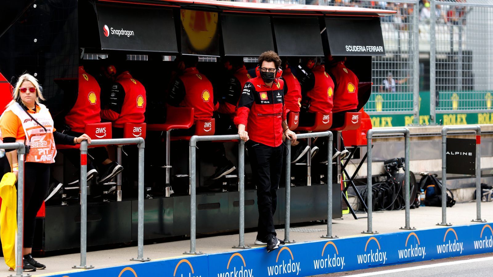 
                <strong>Gewinner: Die Strategen von Ferrari</strong><br>
                Standen die Team-Strategen von Ferrari in Silverstone trotz des Sieges von Carlos Sainz aufgrund fraglicher Funksprüche in der Kritik, haben sie in Spielberg ganze Arbeit geleistet. Auch dank der Zwei-Stopp-Strategie von Charles Leclerc holte der Monegasse den Sieg vor Max Verstappen. Wäre Sainz' Gefährt nicht in Flammen aufgegangen, dann hätte er sich mit großer Wahrscheinlichkeit auch vor den Niederländer geschoben.
              