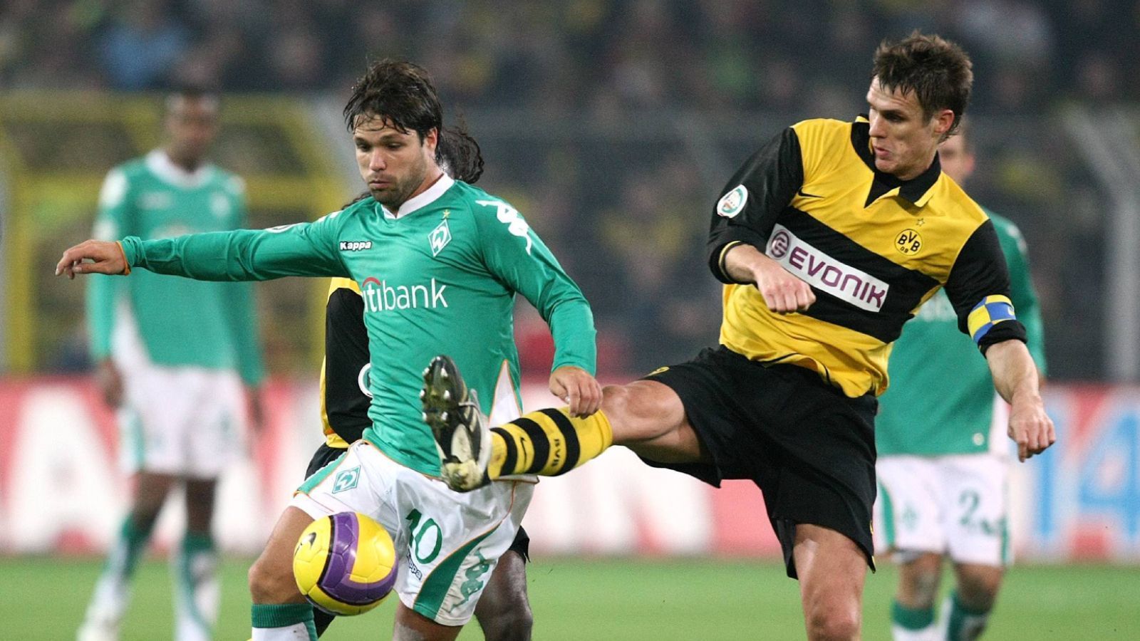 
                <strong>29. Januar 2008: Achtelfinale </strong><br>
                Fast auf den Tag genau gab es bereits im Jahr zuvor das Duell zwischen Schwarz-Gelb und Grün-Weiß. Mit 2:0 führte Borussia Dortmund bis wenige Minuten vor Spielende, ehe Werder zwei Elfmeter zugesprochen bekam und die große Chance zur Wende hatte. In der 82. Minute verwandelte Diego zunächst zum 2:1. Bei seinem zweiten Versuch drei Minuten später scheiterte der Brasilianer und besiegelte damit das Pokal-Aus seiner Bremer.
              