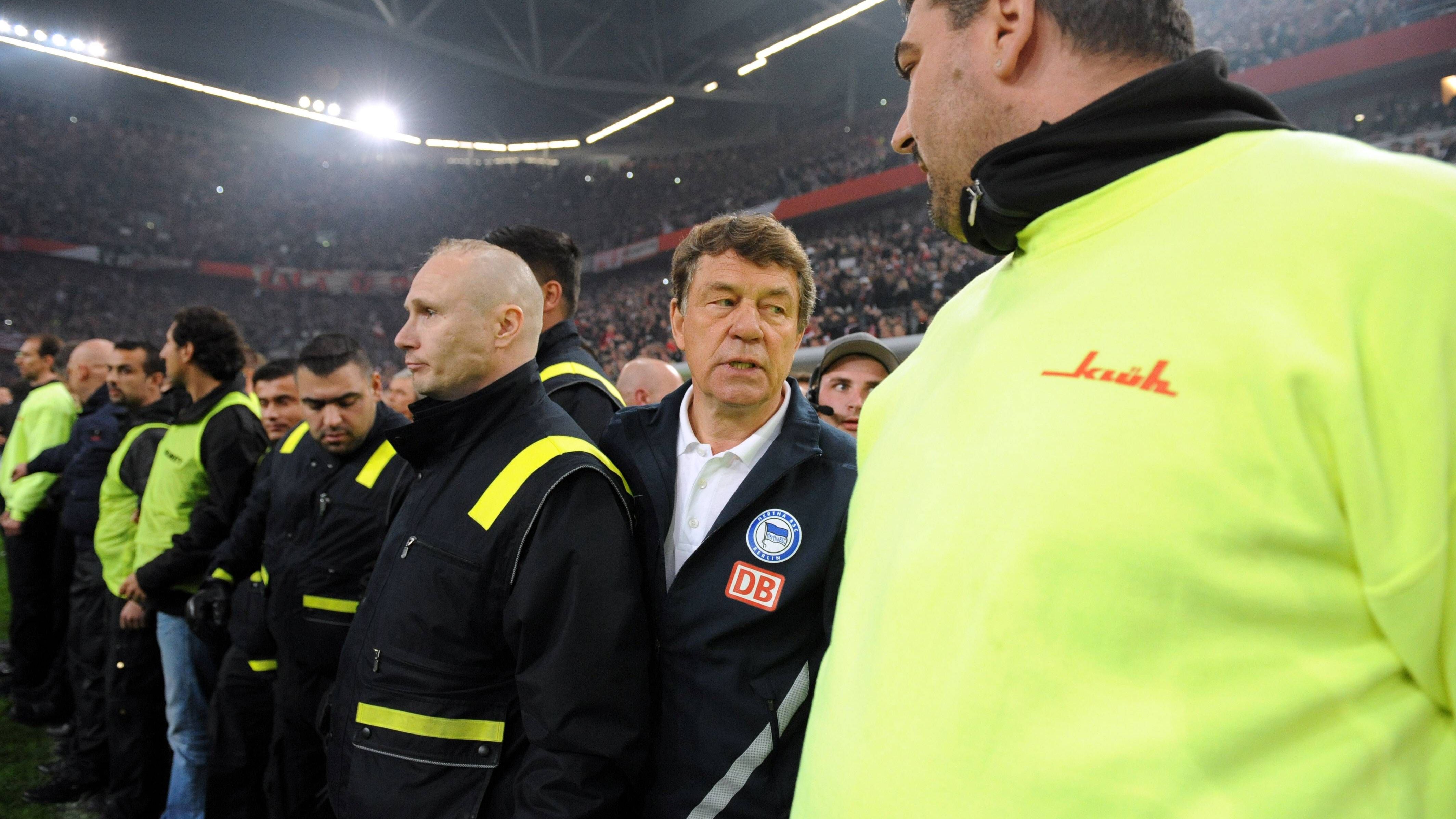 <strong>2012: Fortuna Düsseldorf - Hertha BSC (2:1, 2:2)</strong><br>Nur eine Saison nach der Bundesliga-Rückkehr steht Hertha BSC schon wieder am Abgrund. In der Relegation trifft das Team von Trainer Otto Rehhagel auf Fortuna Düsseldorf und kassiert zu Hause zunächst eine 1:2-Pleite. Auch im Rückspiel gerät Berlin in Rückstand, nach Herthas Ausgleich zum 2:2 entwickelt sich das Duell zum Skandalspiel.