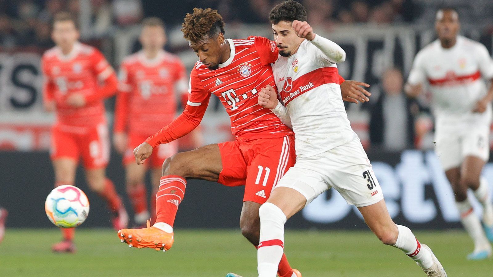 
                <strong>Kingsley Coman</strong><br>
                Der Franzose ist ein ständiger Unruheherd, allerdings auch ein wenig glücklos. Seine perfekte Flanke auf Goretzkas Kopf hätte die Führung verdient gehabt. Zu Beginn der zweiten Halbzeit hat er erneut eine gute Chance, sein Schuss ist aber zu harmlos. Fasst sich in der zweiten Halbzeit an den Kopf und hadert, eine Torbeteiligung gelingt ihm nicht. ran-Note: 
              