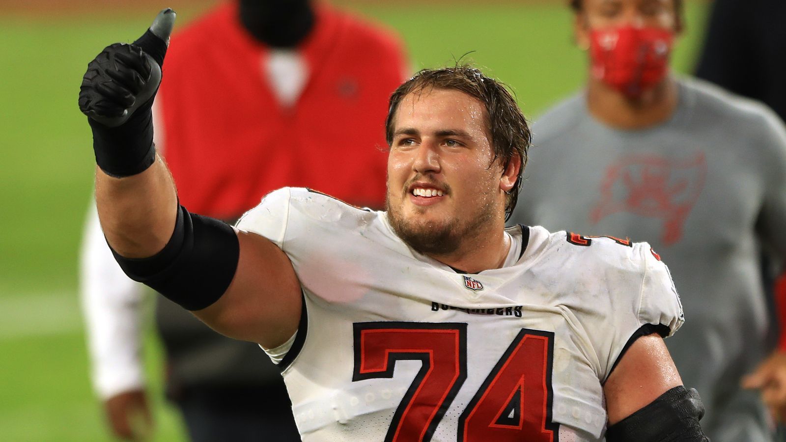 
                <strong>Left Guard: Ali Marpet (Tampa Bay Buccaneers)</strong><br>
                "Seine Begeisterung ist ansteckend, er reißt die Leute mit. Das gibt uns eine großartige Möglichkeit, viele Spiele zu gewinnen", schwärmte Ali Marpet im ran-Interview schon vor der Saison von Tom Brady. Und tatsächlich gewannen die Tampa Bay Buccaneers viele Spiele, elf an der Zahl, und haben nun alle Chancen auf den Super Bowl im heimischen Raymond James Stadium. Dass TB12 gerade im letzten Saisonviertel immer besser in Schwung kam, lag an einer blitzblanken Pocket - Brady wurde in zehn der 16 Partien nur einmal oder gar nicht gesackt - und damit auch direkt an Bodyguard Ali Marpet.
              