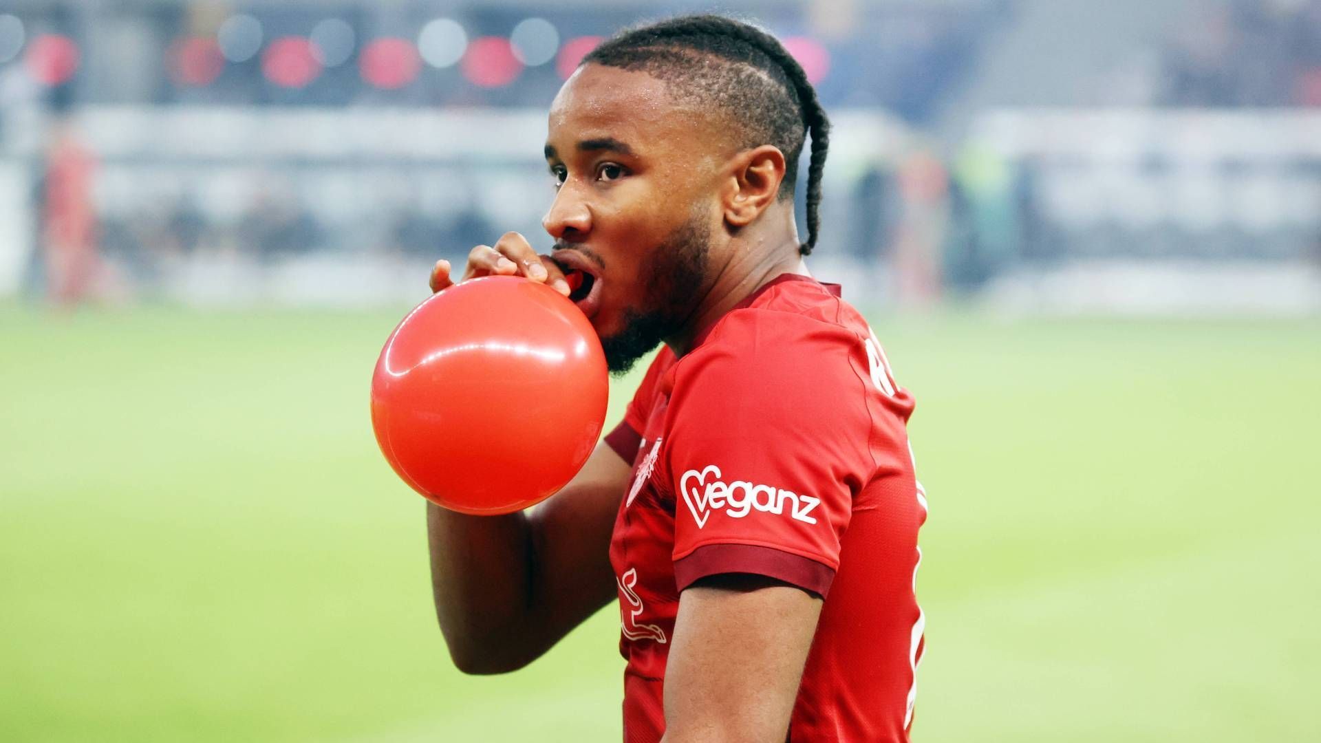 
                <strong>Christopher Nkunku (FC Chelsea)</strong><br>
                Schon seit Monaten war der Wechsel von RB Leipzigs Christopher Nkunku zum FC Chelsea ein offenes Geheimnis, nun machten die "Blues" den Deal offiziell. Wie die Londoner mitteilten, erhält der 25-Jährige einen Sechsjahresvertrag. "Ich bin unglaublich glücklich, zu Chelsea zu wechseln", sagte Nkunku: "Ich freue mich darauf, meinen neuen Trainer und meine Mannschaftskameraden kennenzulernen und den Chelsea-Fans zu zeigen, was ich auf dem Spielfeld leisten kann. Nachdem ich in der Ligue 1 und in der Bundesliga gespielt habe, möchte ich nun in der Premier League spielen, einer der stärksten Ligen der Welt. Ich freue mich sehr auf diese Herausforderung und werde stolz sein, das Chelsea-Trikot zu tragen." Über die Ablösesumme machte der Klub keine Angaben, dem Vernehmen nach liegt sie bei gut 60 Millionen Euro. Damit ist Nkunku vor Naby keite (für 60 Millionen Euro zum FC Liveprool) der Rekordabgang von RB Leipzig.
              