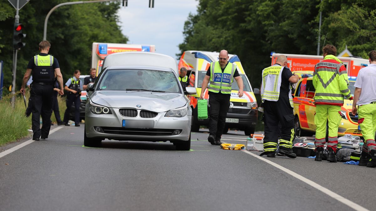 Nach dem tragischen Unfall in Hürth mit einer Kindergruppe, ist ein tödlich verletzter Schulbegleiter nun beigesetzt worden. 