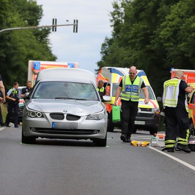Nach dem tragischen Unfall in Hürth mit einer Kindergruppe, ist ein tödlich verletzter Schulbegleiter nun beigesetzt worden. 