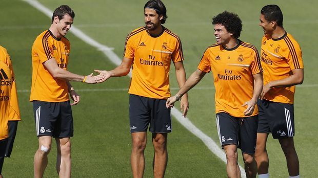 
                <strong>Rückkehr zu Real Madrid </strong><br>
                Nach knapp fünf Monaten nimmt Sami Khedira das Mannschaftstraining bei den "Königlichen" wieder auf. Gareth Bale, Pepe und Cristiano Ronaldo (ganz rechts) begrüßen ihren Teamkollegen. 
              