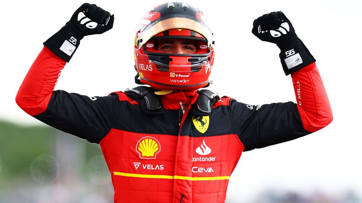 Ferrari-Pilot Carlos Sainz vor Sergio Perez im Red Bull