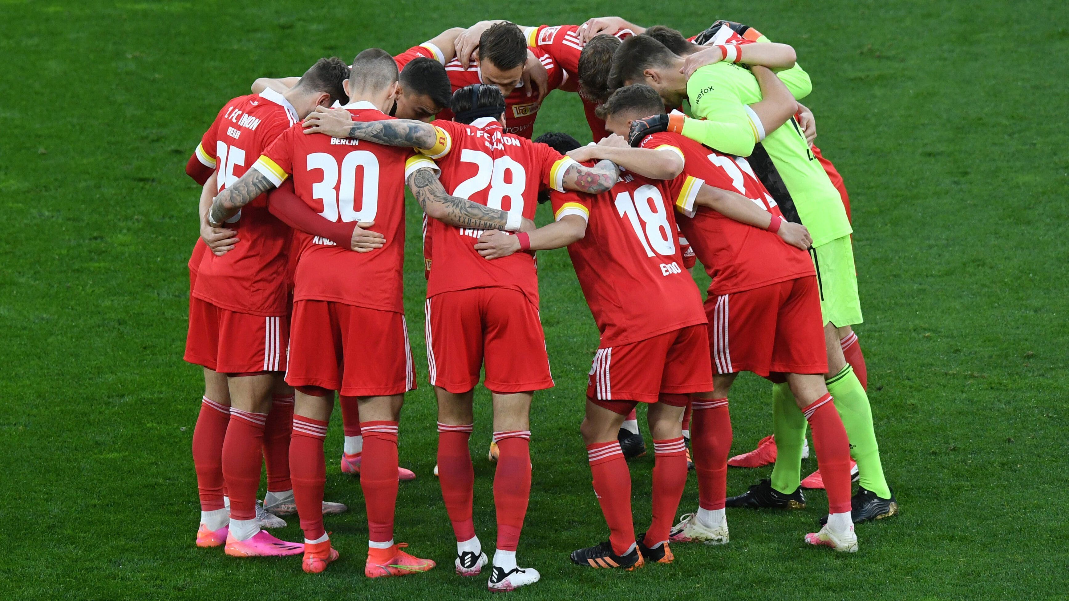 
                <strong>Überraschung der Saison: Union Berlin</strong><br>
                Wer vor der Saison darauf gewettet hätte, dass Union Berlin im kommenden Jahr auf europäischer Bühne spielt, hätte mit großer Sicherheit einen sehr guten Schnitt gemacht. Die Köpenicker haben gemeinsam mit Trainer Urs Fischer eine bärenstarke Saison hinter sich und sind mit Platz sieben in der Qualifikation für die neue European Conference League vertreten. Zu dem können sie sich auf die Fahne schreiben, das einzige Team der Liga gewesen zu sein, welches in der Saison 2020/21 nicht gegen den FC Bayern verloren hat. In den zwei Aufeinandertreffen mit dem Rekordmeister holte Union beide Male ein 1:1-Unentschieden. 
              