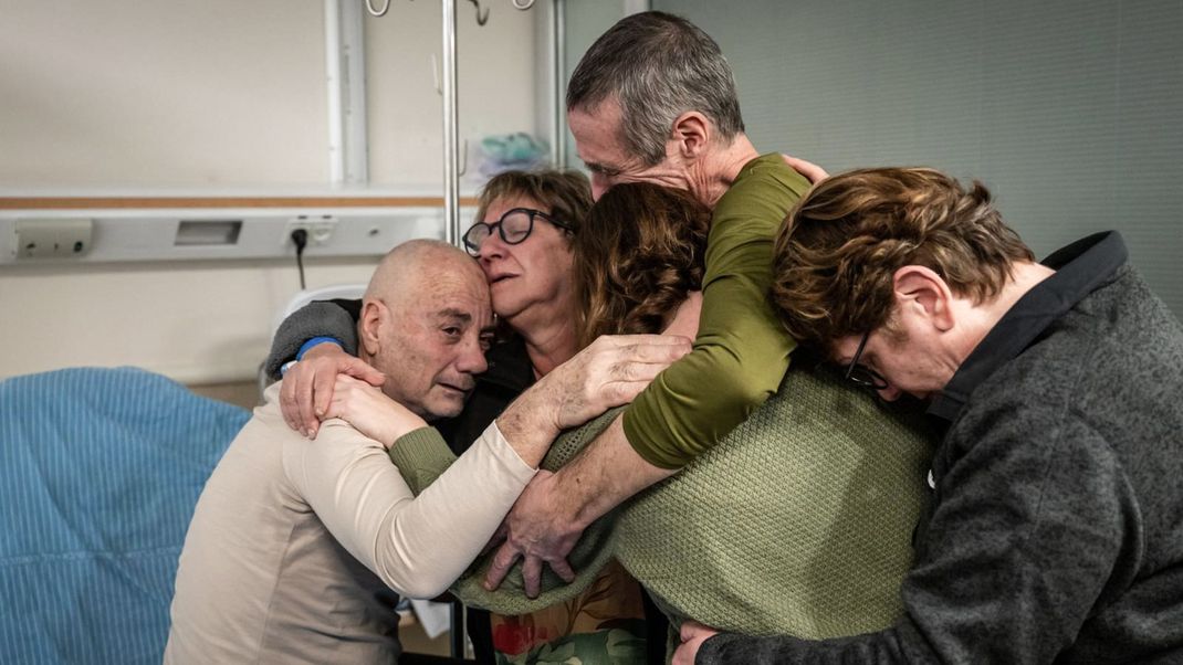 Dieses von den israelischen Verteidigungsstreitkräften zur Verfügung gestellte Bild zeigt Louis (links) und Fernando (zweiter von rechts) bei der Wiedervereinigung mit ihren Familien im Sheba Medical Center.