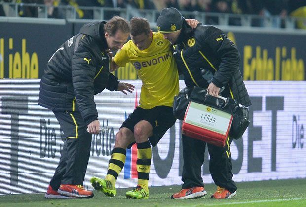 
                <strong>Seuche der Hinrunde: Borussia Dortmund</strong><br>
                Von Verletzungspech zu sprechen, wäre bei Borussia Dortmund schon fast untertrieben. Teilweise fällt beim Vizemeister die komplette Abwehrreihe aus, dazu ist auch das defensive Mittelfeld nur spärlich besetzt. Die Folge: Eine Durststrecke, die schon keine Meisterträume mehr zulässt
              