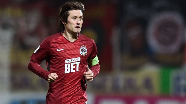 
                <strong>Tomas Rosicky (Sparta Prag)</strong><br>
                Der frühere Dortmunder Tomas Rosicky kehrte erst im Sommer 2016, nach 15 Jahren, zu seinem Jugendklub Sparta Prag zurück. Doch nach nicht einmal anderthalb Jahren musste der 37-Jährige sein Karriereende verkünden. "Nach vielen Überlegungen bin ich zu der Einsicht gekommen, dass mein Körper nicht mehr länger bereit ist für die Strapazen des Profifußballs", erklärte der Mittelfeldstratege seinen Rücktritt. Rosicky spielte von 2001 bis 2006 beim BVB und wurde sofort in seinem ersten Jahr in Deutschland Meister. Anschließend war der Tscheche zehn Jahre beim FC Arsenal. Rosicky tritt mit 105 Länderspielen ab.
              