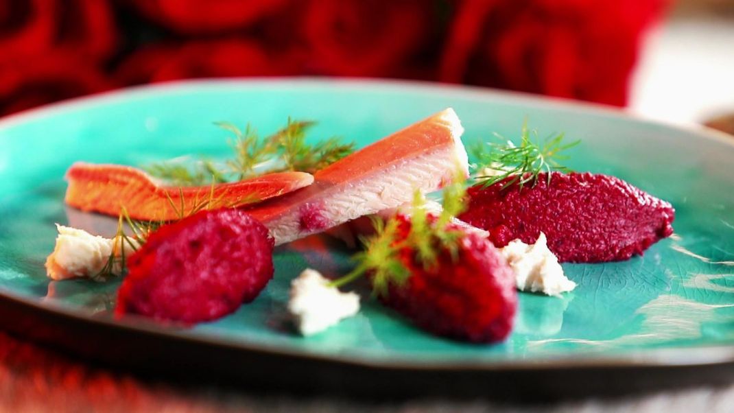 Rote-Bete-Mousse und geräucherte Forelle machen bei deinem nächsten Dinner was her - und das ohne viel Aufwand. 