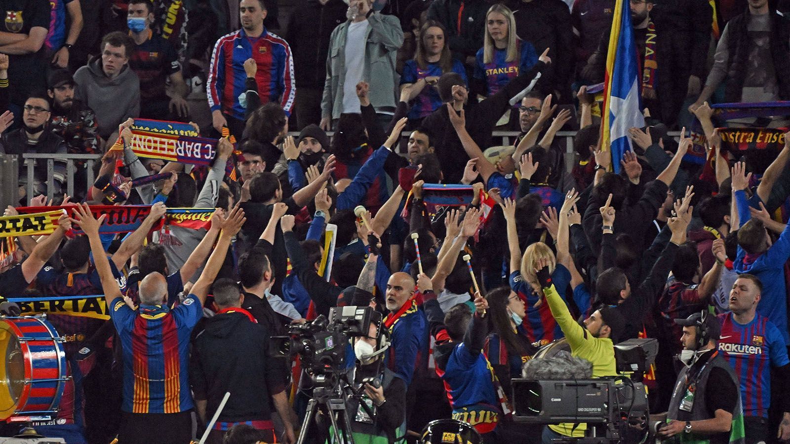 
                <strong>Sport (Spanien) </strong><br>
                "Barca verlässt Europa in einer alptraumhaften Nacht. Das deutlich unterlegene Barca-Team wurde von den Umständen überwältigt, obwohl sie bis zum Schluss gekämpft haben. Der Großteil der Tribünen war von Eintracht-Anhängern besetzt. Ein schmerzhafter Abschied von Europa mit einer Mannschaft, die der Aufgabe auf dem Platz nicht gewachsen war, vor allem aber mit einer Mehrheit von Eintracht-Fans auf der Tribüne, ein ungeheuerlicher Vorgang, der gründlich untersucht werden muss. Das soll keine Entschuldigung sein, aber es ist verständlich, dass die Azulgranas von der ersten Minute an fassungslos waren, als Gäste zu Hause zu spielen. Das gab es noch nie."
              