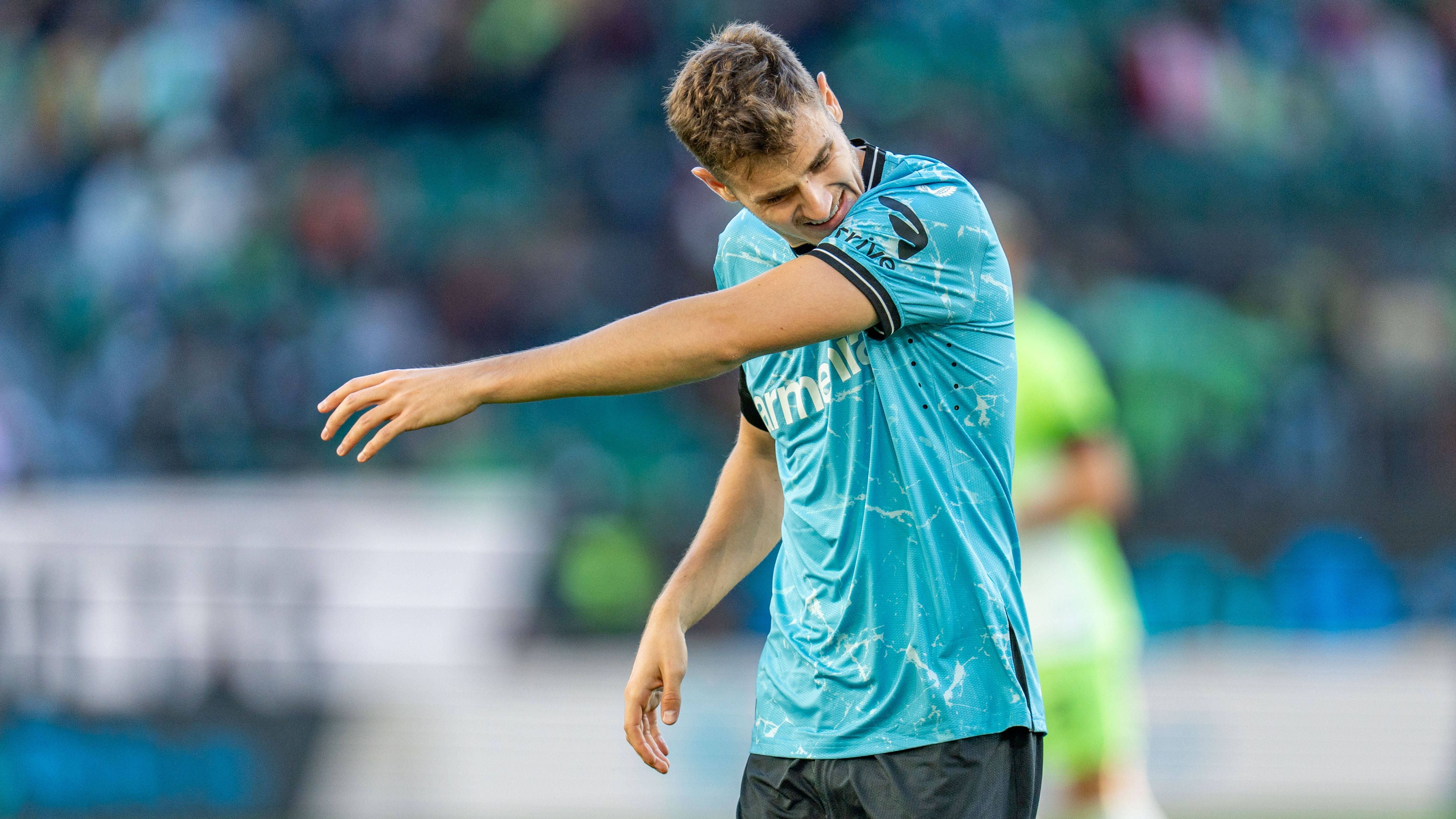 <strong>Josip Stanisic (Bayer Leverkusen)</strong><br> Vier Einsätze kamen in der Liga bis zum 8. Spieltag zusammen, drei waren aber kürzer als 20 Minuten. Gegen den VfL Wolfsburg durfte der 23-Jährige immerhin in der Startelf ran und wurde erst in der 88. Minute ausgewechselt. In der Europa League spielte Stanisic, der bis 2026 in München unter Vertrag steht, zwei Mal durch, als defensiv rotiert wurde. Eigentlich zu wenig.