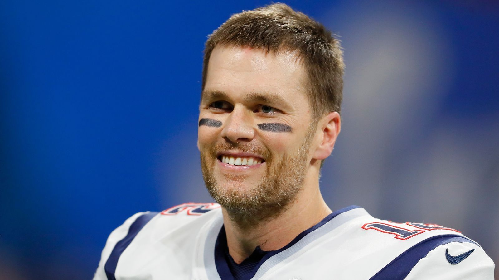 
                <strong>So viel verdiente Brady insgesamt</strong><br>
                Bisher hat Tom Brady in seiner NFL-Karriere also 212.166.804 Dollar verdient. Sollten die kolportierten Zahlen stimmen und Brady erfüllt seinen Vertrag bis einschließlich 2021, würde dieser Betrag auf über 305 Millionen Dollar ansteigen. Für die Patriots hat sich das Investment dennoch gelohnt. Sechs Super-Bowl-Siege, drei NFL-MVP-Awards und zahlreiche individuelle Rekorde sprechen für sich. Zudem gilt Brady seit Jahren als das Gesicht der NFL, das sollte sich auch positiv auf die Marketing- und Werbeeinnahmen ausgewirkt haben.
              