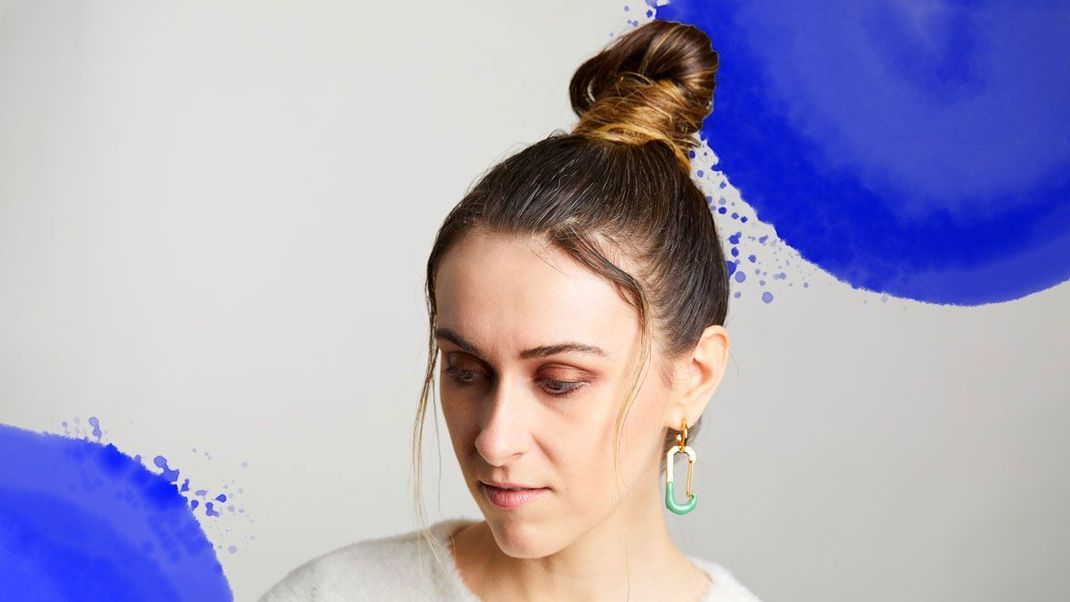 Eine kleine Menge Haargel, ein feinzackiger Kamm und ein Glanz-Haarspray – diese Styling-Tools benötigt ihr für den Wet-Hair-Bun.