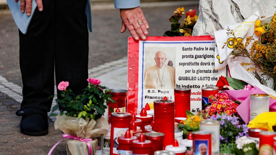 Gläubige legen Blumen, Kerzen und Genesungswünsche für Papst Franziskus ab.