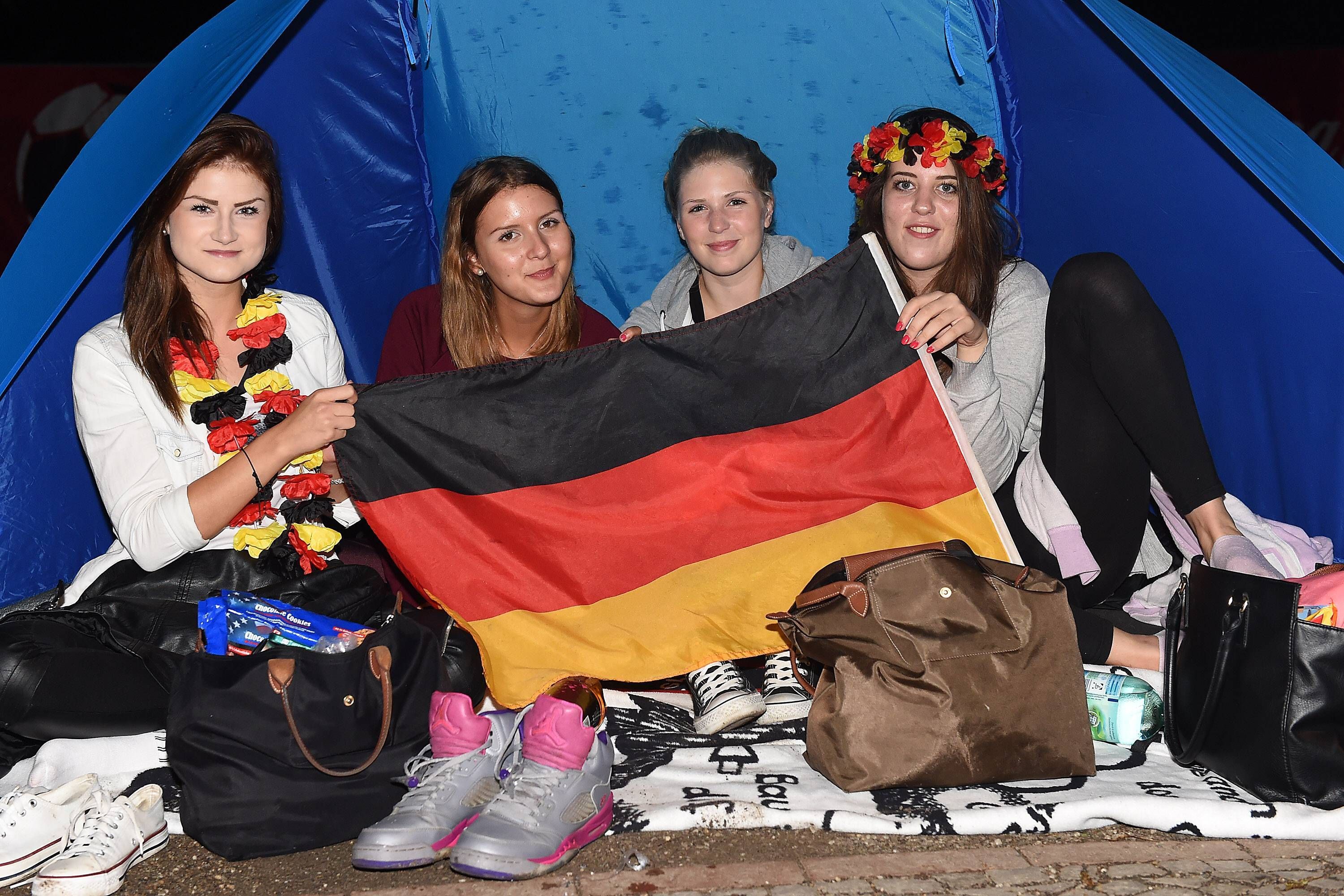 
                <strong>Ausharren am Brandenburger Tor</strong><br>
                Die Berliner wissen sich zu helfen: Mit Zelten harren sie am Brandenburger Tor aus.
              