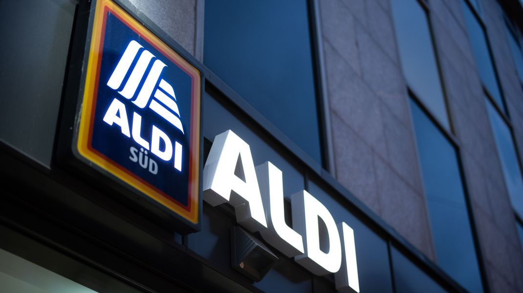 Das Logo einer Aldi Süd Filiale in einer Fußgängerzone der Düsseldorfer Innenstadt.